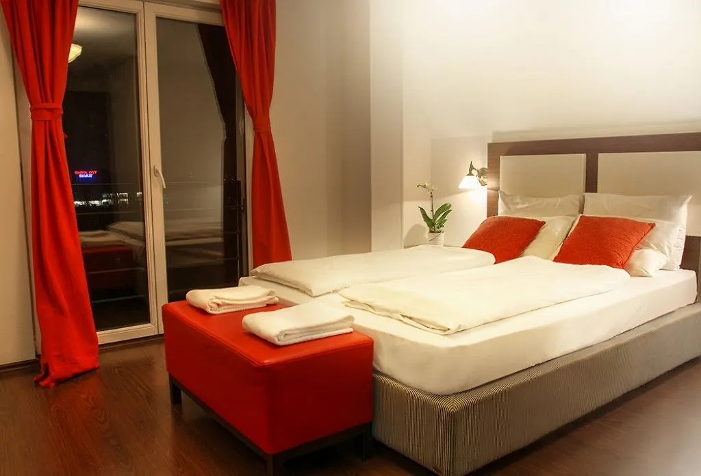 East City Budapest 4*,
