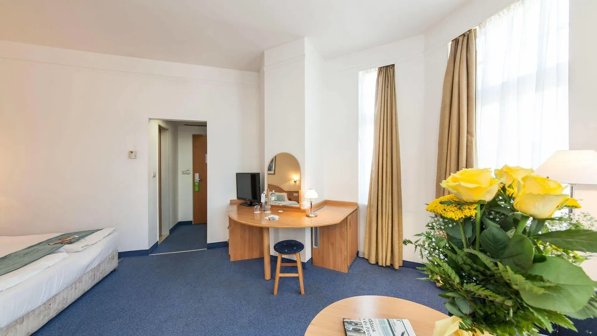 East City Budapest 4*,